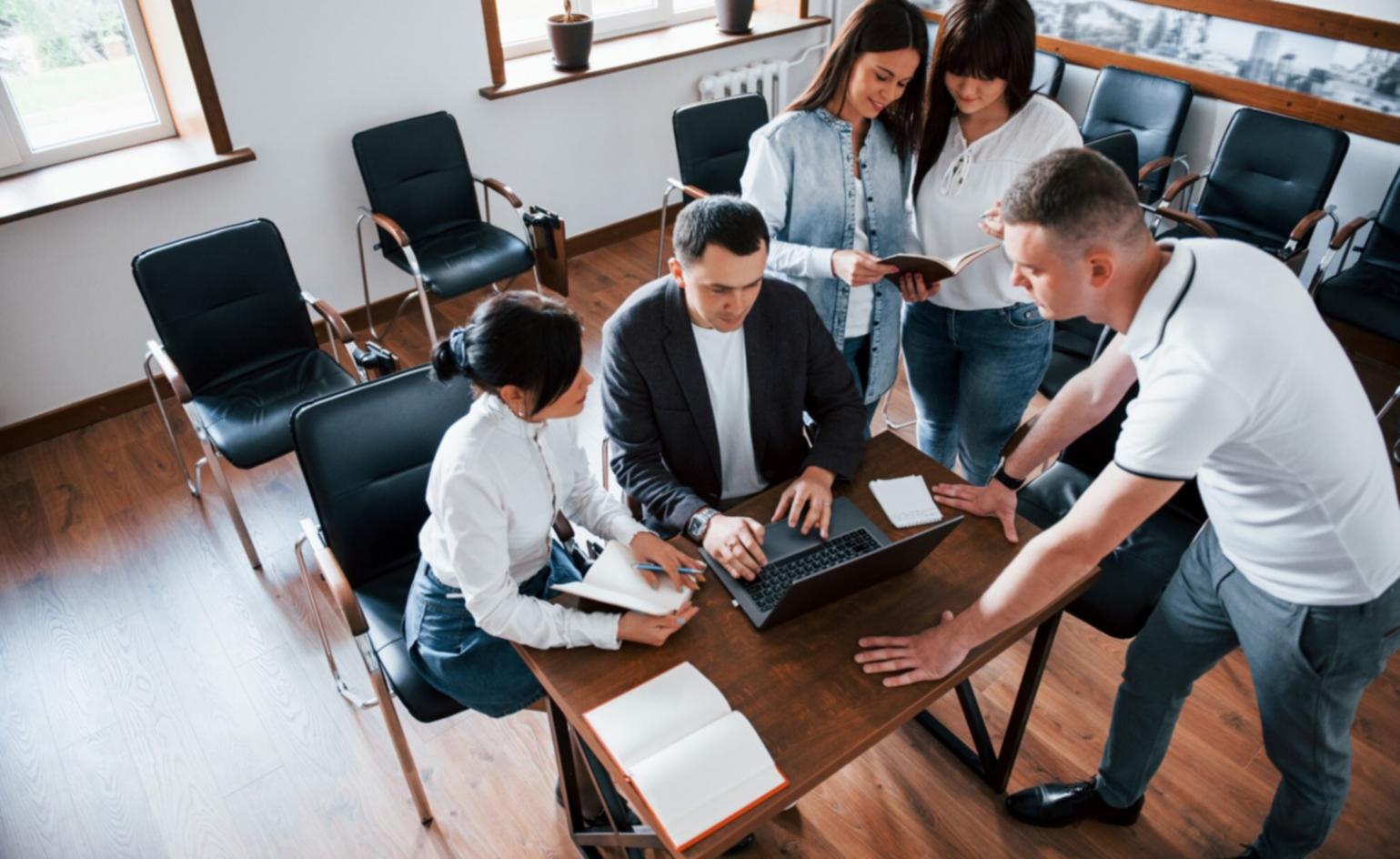 Exemple de tableaux de bord financiers et catégorisation